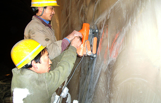  HDPE geomembrane welding machine BGT-800/810/820 is used in tunnels
