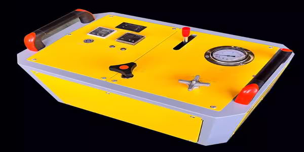 Équipée d’un minuteur numérique et d’un voltmètre